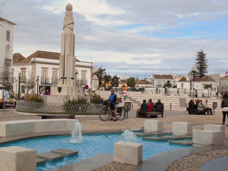 1025 DSCN0560 Tavira fountain