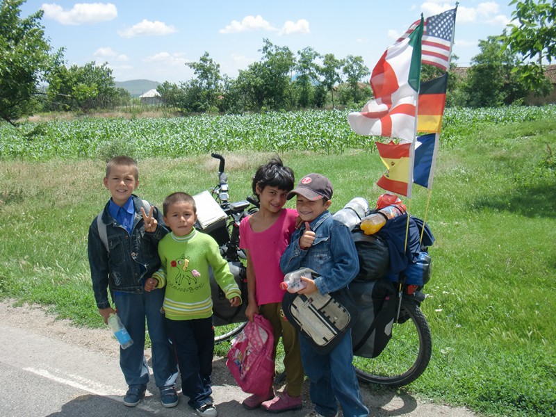 CIMG1099 kids with bike between Harsova and Tulcea