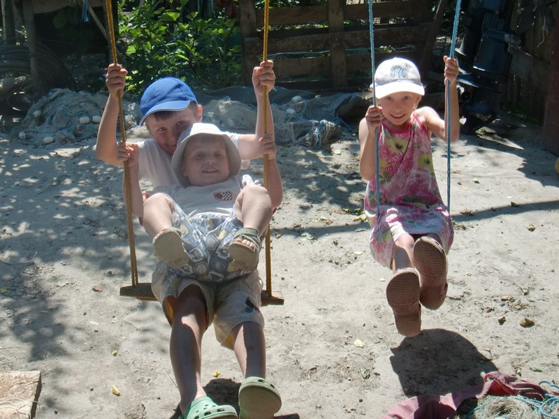 CIMG1172 Kids on swings