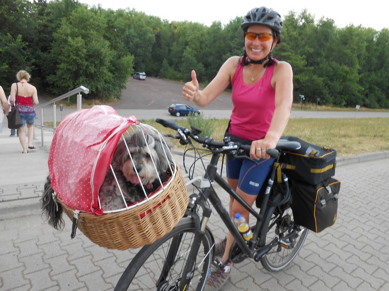 DSCN1483 lady with poodle