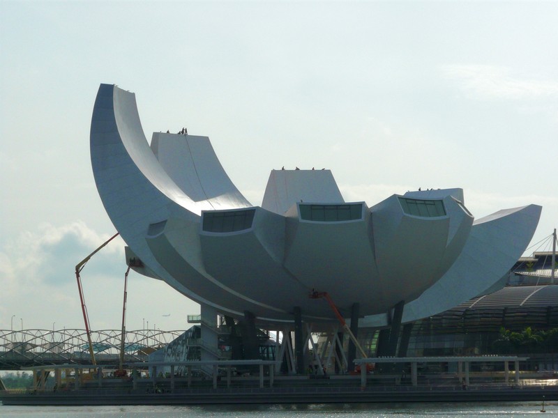 P1090265 Building Structure in Singapore Harbor