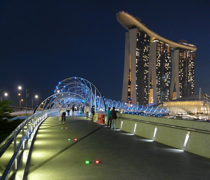 P1090557 Footbridge to Marina Bay Hotel