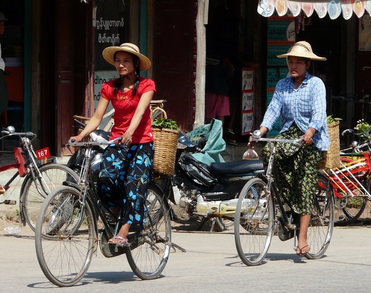 P1100837 Bagan Cycle 2 ladies