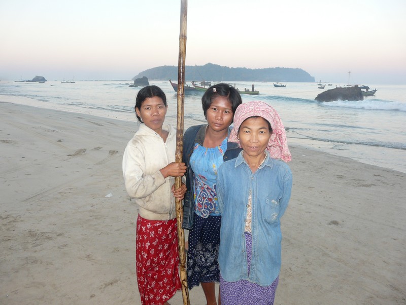 P1110041 Ngapali fishing ladies