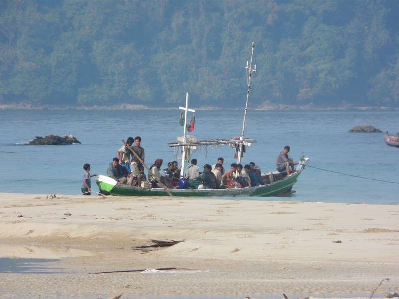 P1110207 Ngapali Fishing Village Taxi Boat