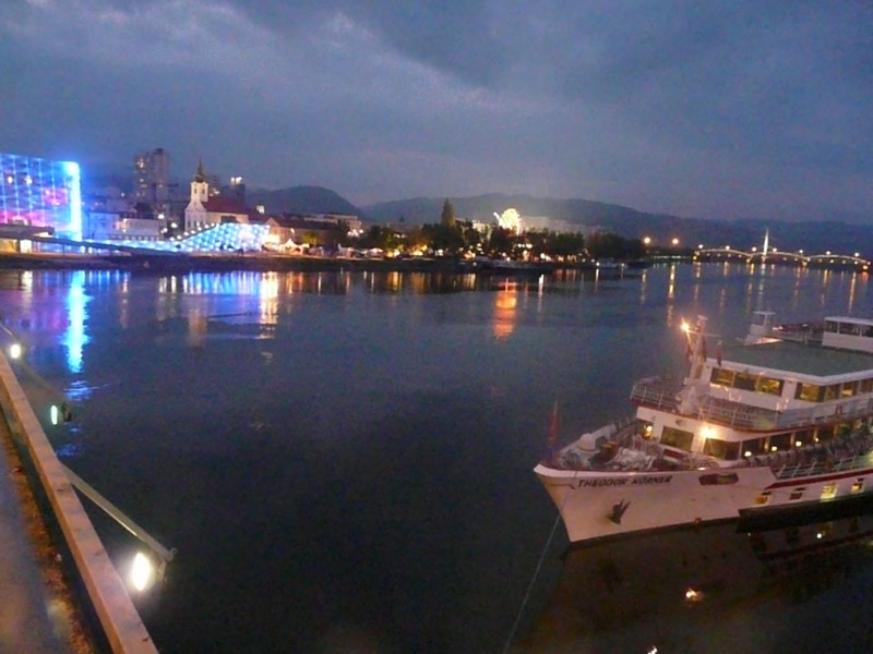 P1110373 Linz at night