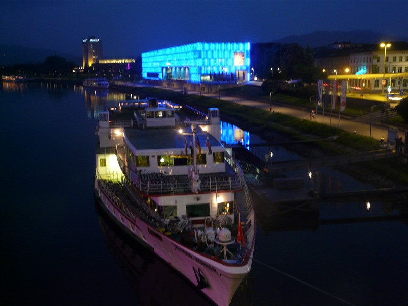 P1110380 Linz at night
