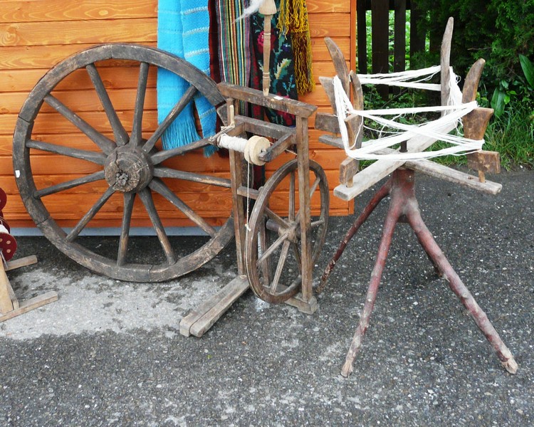 P1200740 Voronet spinning wheel