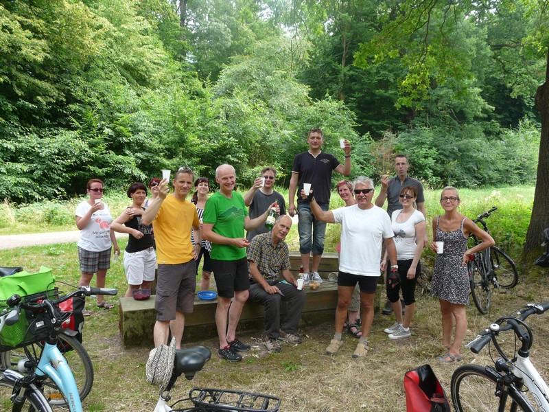 P1270995 Sekt im Wald